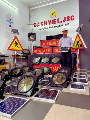 Bách Việt sx các sp đèn tín hiệu giao thông năng lượng mặt trời .